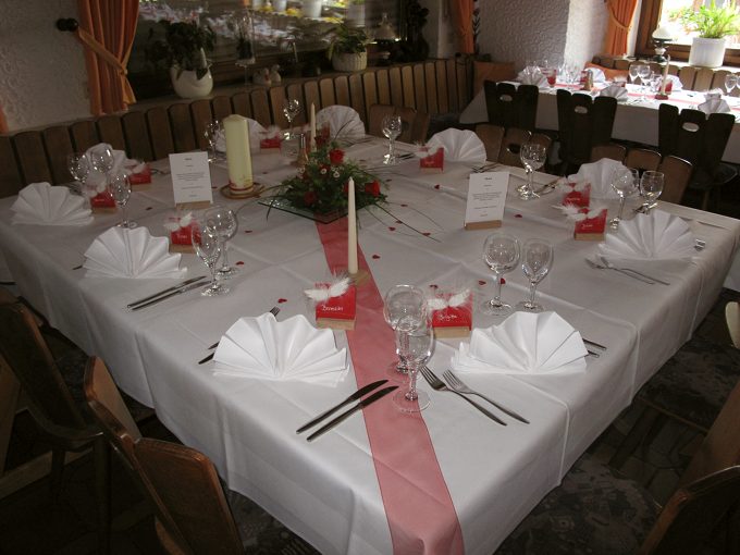 Festliche gedeckter Tisch im Restaurant des Bruckerhofs